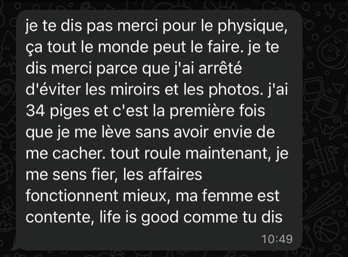 Message d'un coaché de 34 ans : il a arrêté d'éviter les miroirs et les photos, et il se lève sans avoir envie de se cacher.
